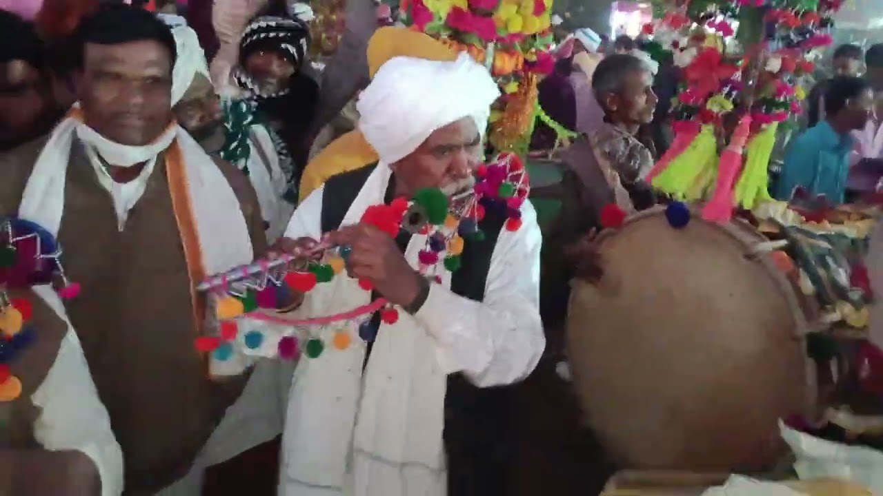 आदिवासी मुरली मधुर बांसुरी के साथ पवार परीवार खुटवाडी ढोल कलापत में धूममचाते हुए