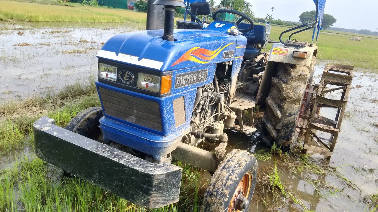 Eicher tractor driving schil in deep mud | Eicher 551 2wd