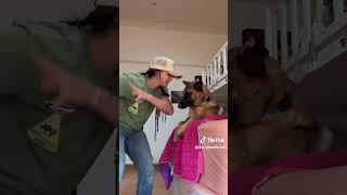 muy obediente ella 😂😂😂💕