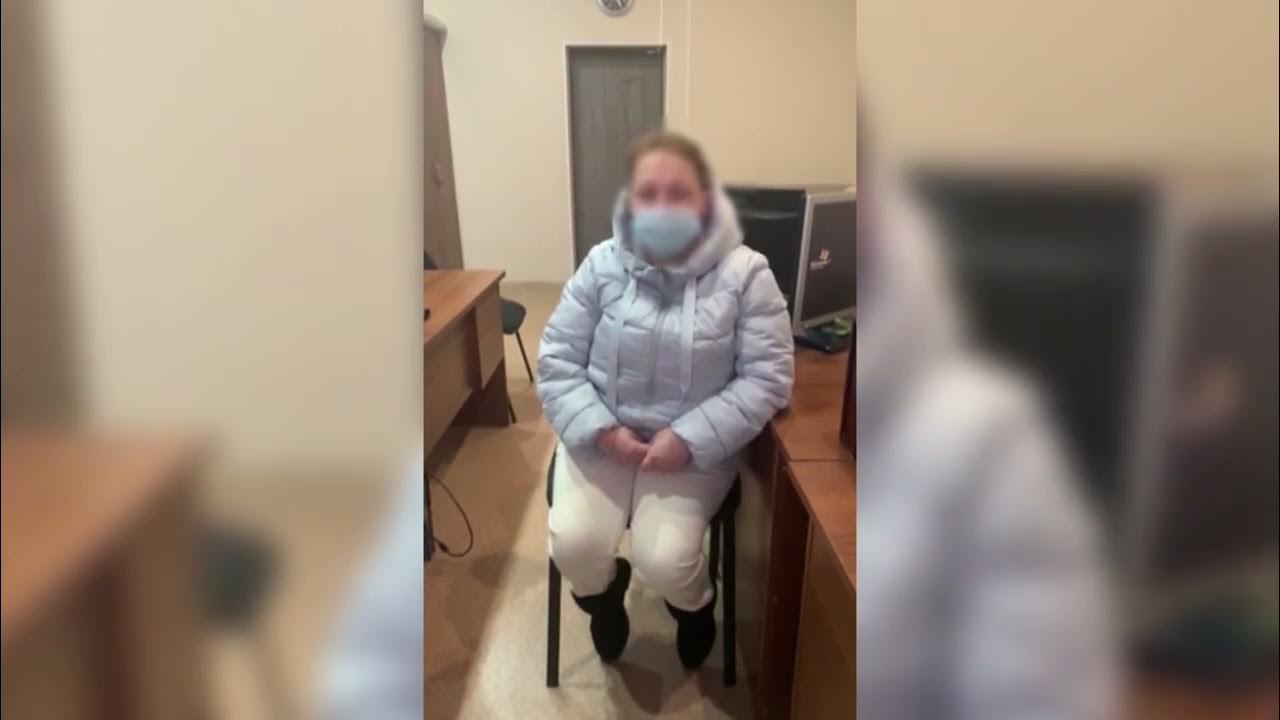 обувь для детей. брать одежду у других. дети меряют обувь в магазине. дети примеряют одежду. женщина заказала сына.