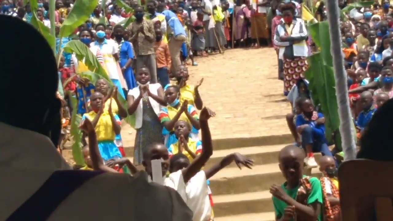 Turabisinyiye! Musenyeri Papiyasi Musengamana yakuriwe mu byishimo i Burehe Abana bato barabihamya