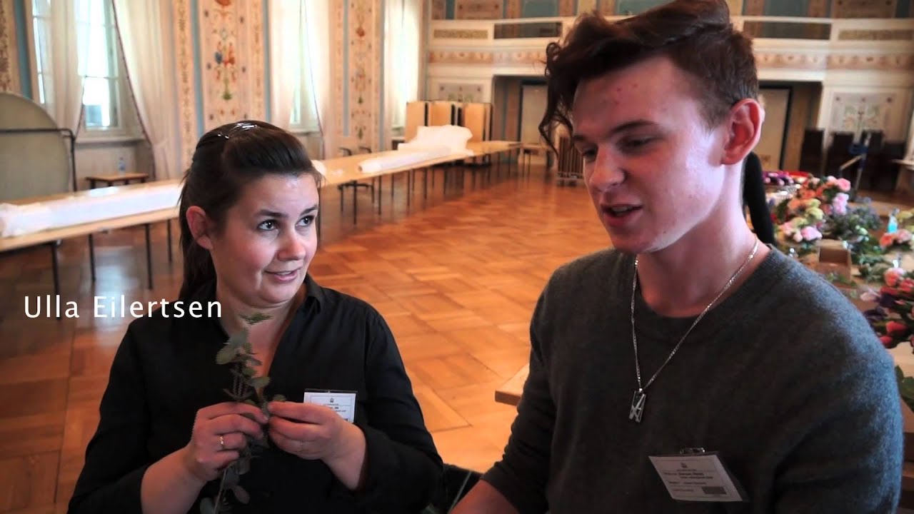 Elever pynter Kongens bord