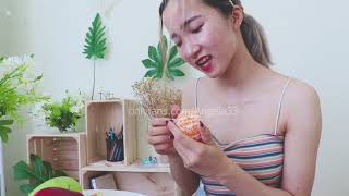 Beautiful single mom so cute! She is eating fruit in the bedroom 😘😘😘