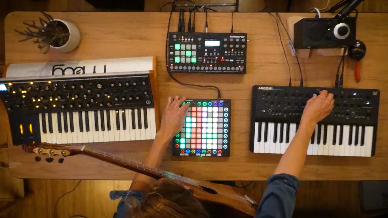 Chill Downtempo || Electronic Live Session || with Classical Guitar & Old Radio