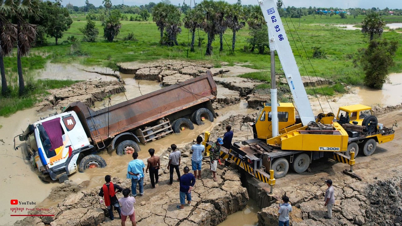 It's Over​ Driver! Daewoo 25Ton Overspeed​ Steer Fall Into Ditch Full Retrieved By 80ton Truck Crane
