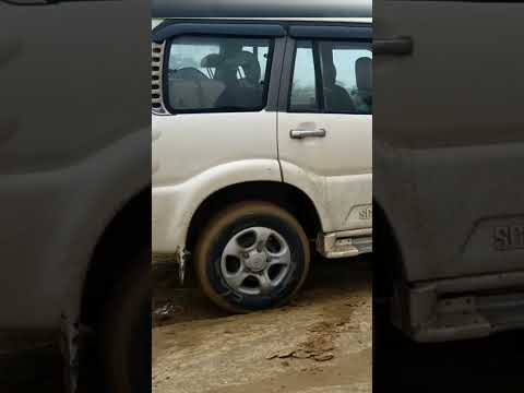 Mahindra Scorpio skidding in the mud- Needs differential lock @UjjwalPratapSingh45