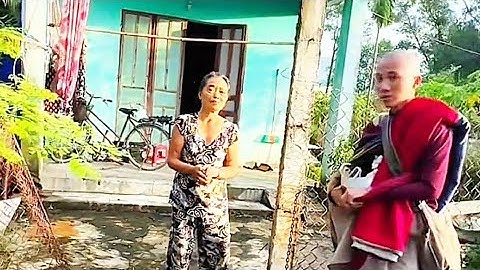 16/10 thầy sư minh tuệ đi khất thực tại nhà dân ( video người dân cấp)