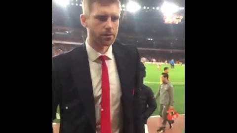 Mertesacker felt for Cringe Handshake !!