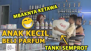 Anak kecil isi ulang parfum pakai tanki semprot hama. Video lucu kakang Nanda