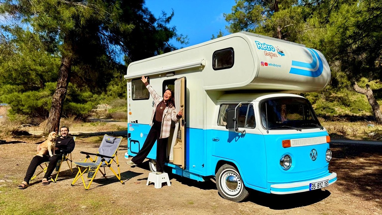 НОСТАЛЬГИЧНЫЙ КЕМПИНГ С САМЫМ ЗНАЧИМЫМ В МИРЕ МИНИ-КАРАВАНОМ АЛКОВЕН