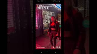 Cantora Lexa desfilando sua beleza nas ruas de New York-EUA