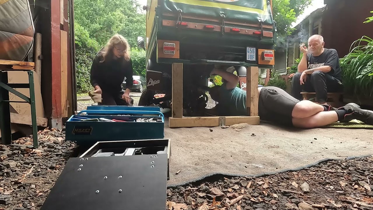 Ape 50 Motor überholung Teil 3, Mit Toni Alessandro und Silas von Abenteuerlust. Toni am Ende.....