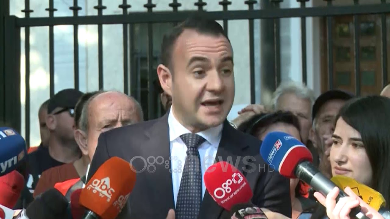 Ora News - Apeli liron tre protestues të Astirit, banorët lidhen me zinxhirë jashtë gjykatës