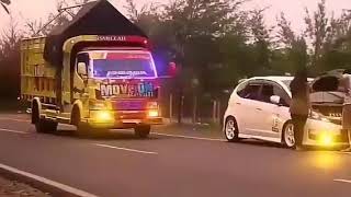 Truk vs Honda Jazz