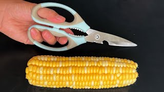 原來玉米上有個「小開關」，我也是剛發現，用剪刀一扎一轉，玉米粒完整脫落，30秒剝一大盤 ， Life Hacks corn small switch