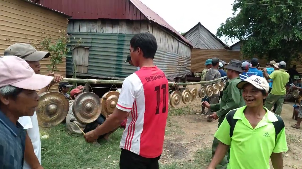 Công chiêng làng pyang đám tang người chết 27/4 (Sêi Tivi)