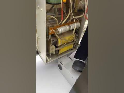 Суровый советский светодиод сигнализирует о лёгкой перегрузке. - YouTube
