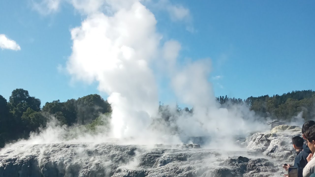 Pōhutu Geyser Exploding Pōhutu Geyser at Whakarewarewa in Rotorua. - YouTube