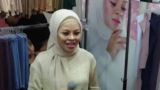 #sitisarah Sporting Siti Sarah nyanyi di Booth Perniagaannya....Layan ( SEMAKIN LIVE