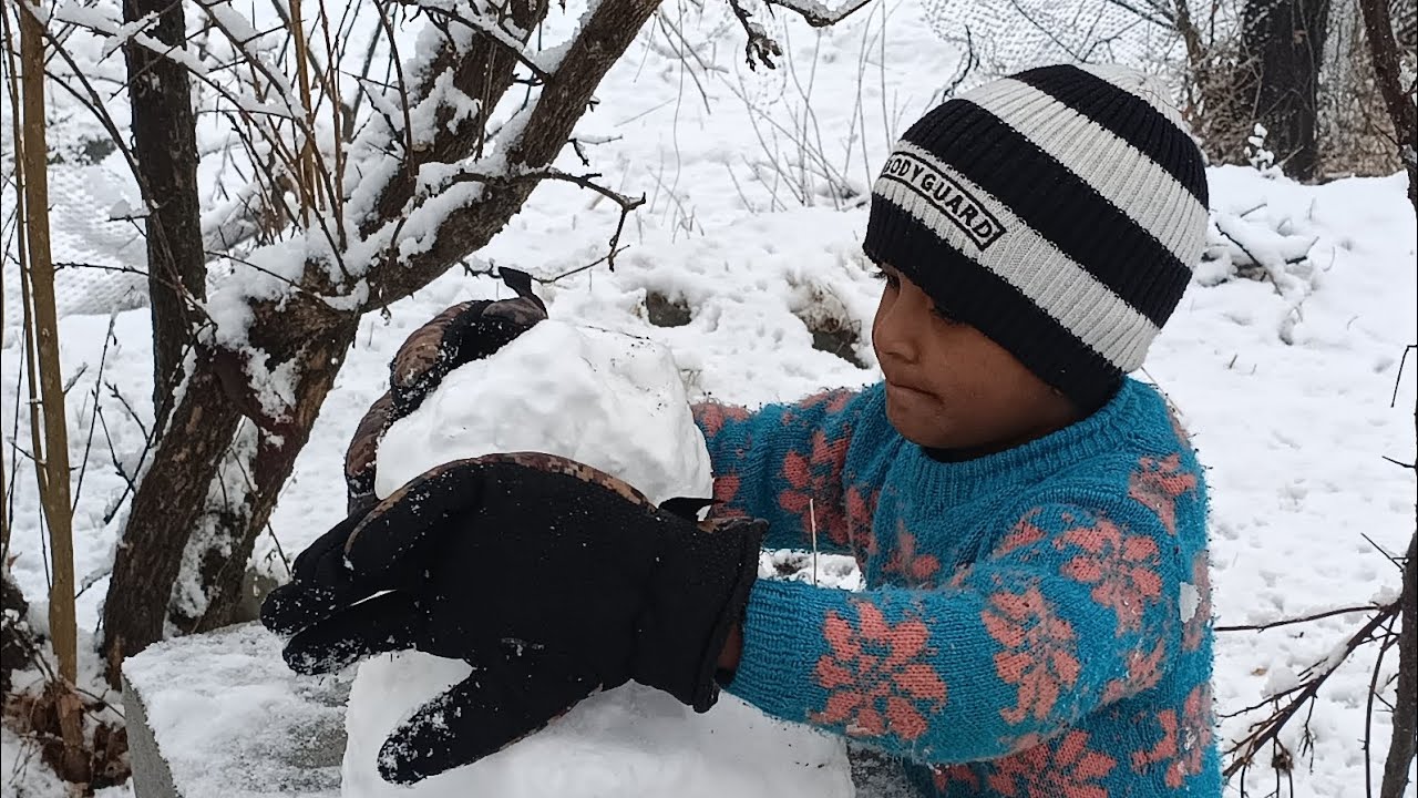 बर्फ पड़ते ही बच्चों की मस्ती भी शुरू हो जाती है #snow #kullu #himachalpradesh
