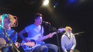 Video voorbeeld van "5 Seconds of Summer - Heartbreak Girl acoustic"