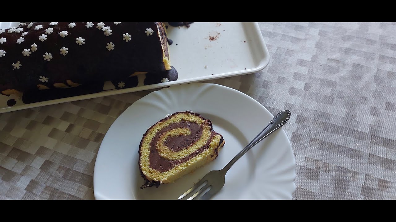 Piskótatekercs készült, nagyon finom krémmel.