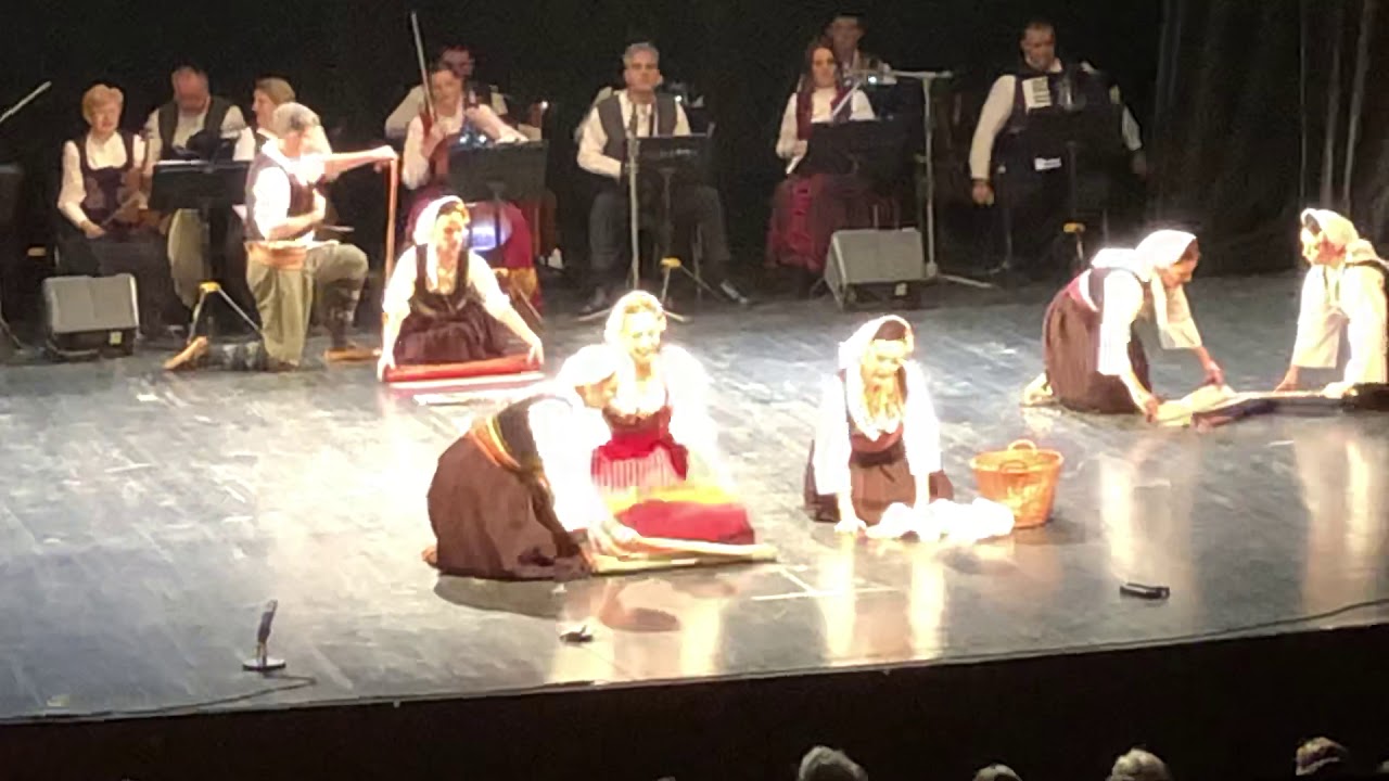 Nacionalni Ansambl narodnih igara i pesama Srbije KOLO