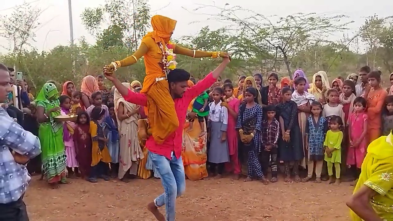 आदिवासी रीति रिवाज के अनुसार हल्दी रस्म के बाद वाना निकलते हुए रामेला आनन्दपुरी 2022