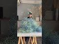 両手いっぱいに抱える青空のような花束