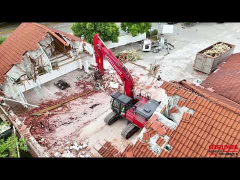 Los geht’s! Manni zerlegt den Westflügel.