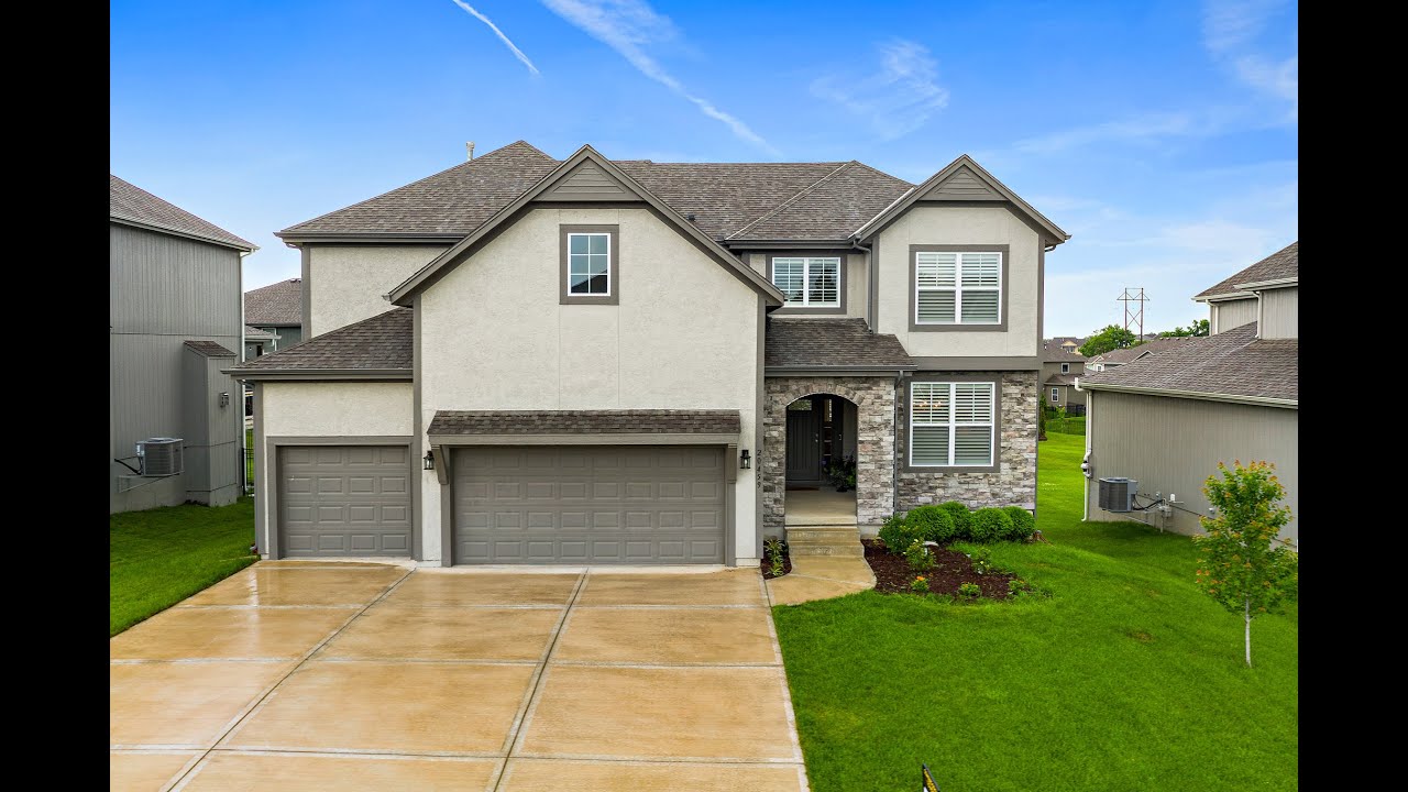 2 Story in Woodland Manor 20459 W 107th Pl, Olathe, KS 66061