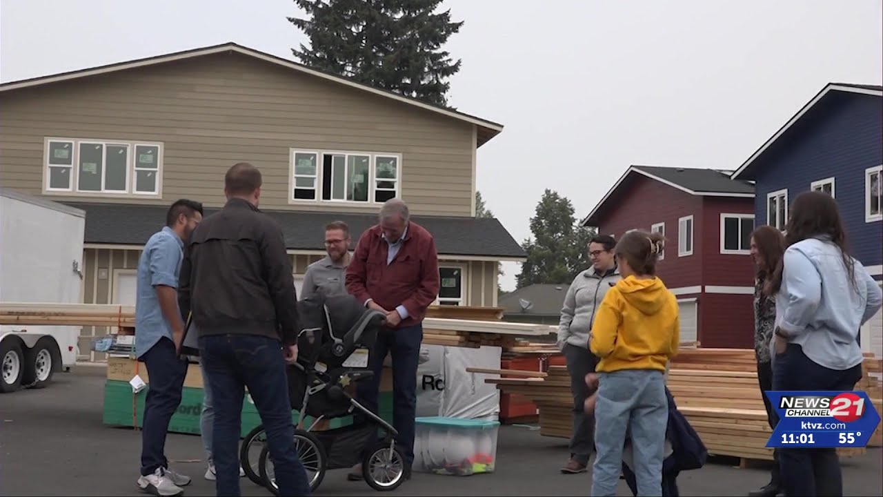 Sen. Merkley visits C.O. for Bend-Redmond Habitat for Humanity homes, meets families