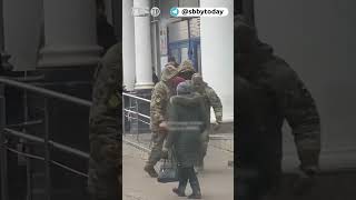 Военкомы в Одессе силой мобилизуют людей у магазинов