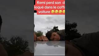 Nadim Coince Le Doigt De Rémi Dans La Porte De La Voiture