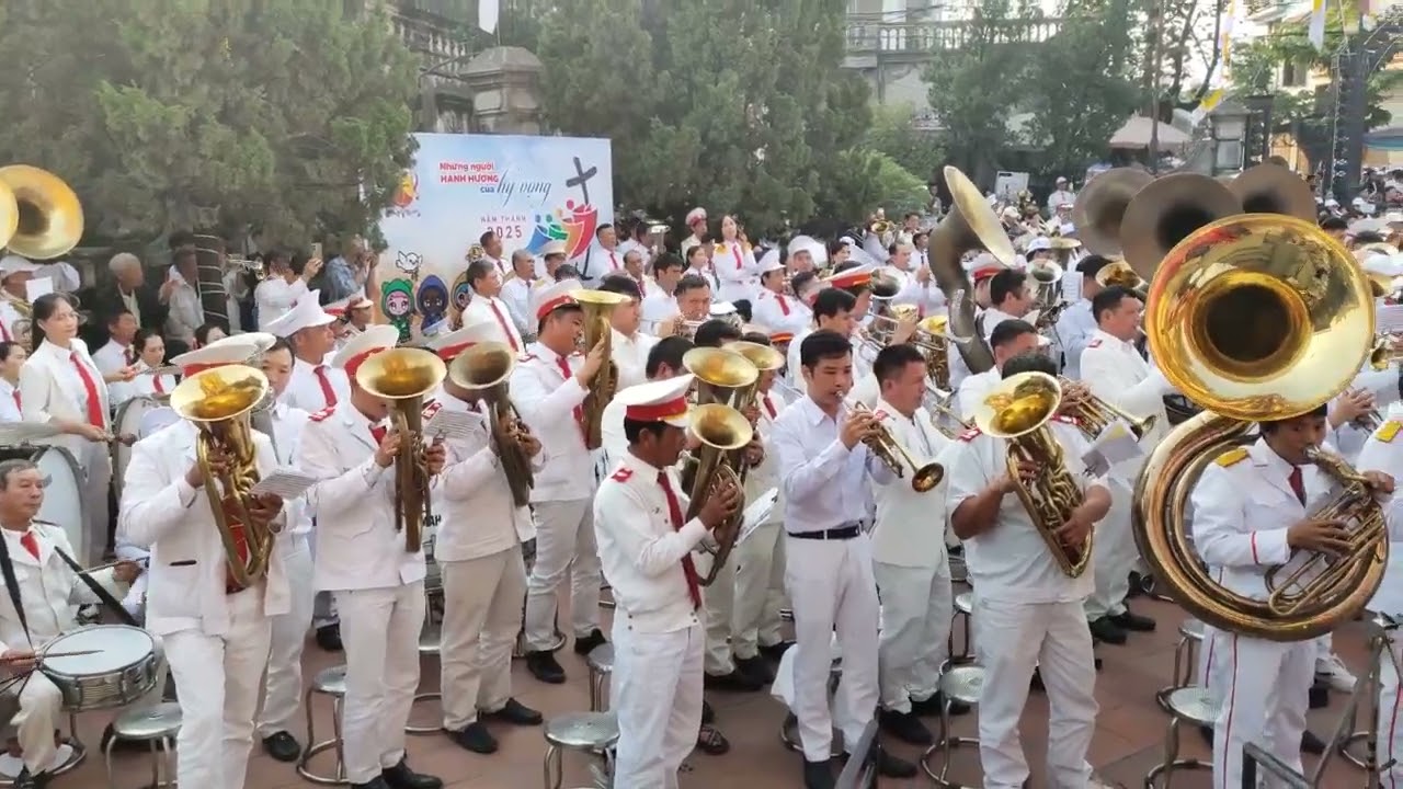 Chuẩn bị lễ buổi chiều đại hội Trống Kèn tại nhà thờ Sở Kiện ngày 23/11/25