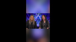 How many bandmates does it take to unbox a vinyl? 🤣