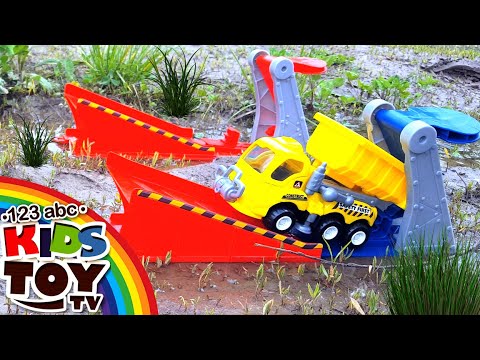 Cars Monster-Trucks - Flash and Crusher compete on the tracks