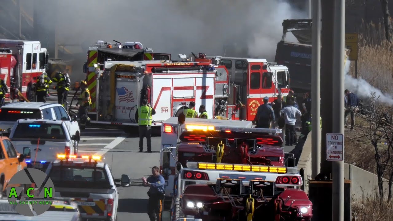 MAJOR TRUCK CRASH ON NEW JERSEY TURNPIKE IN WOODBRIDGE - YouTube