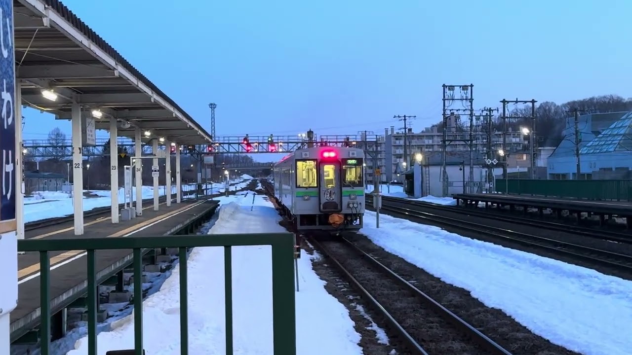 早朝の追分駅から発車するキハ150（むかわ竜）　26.2.25