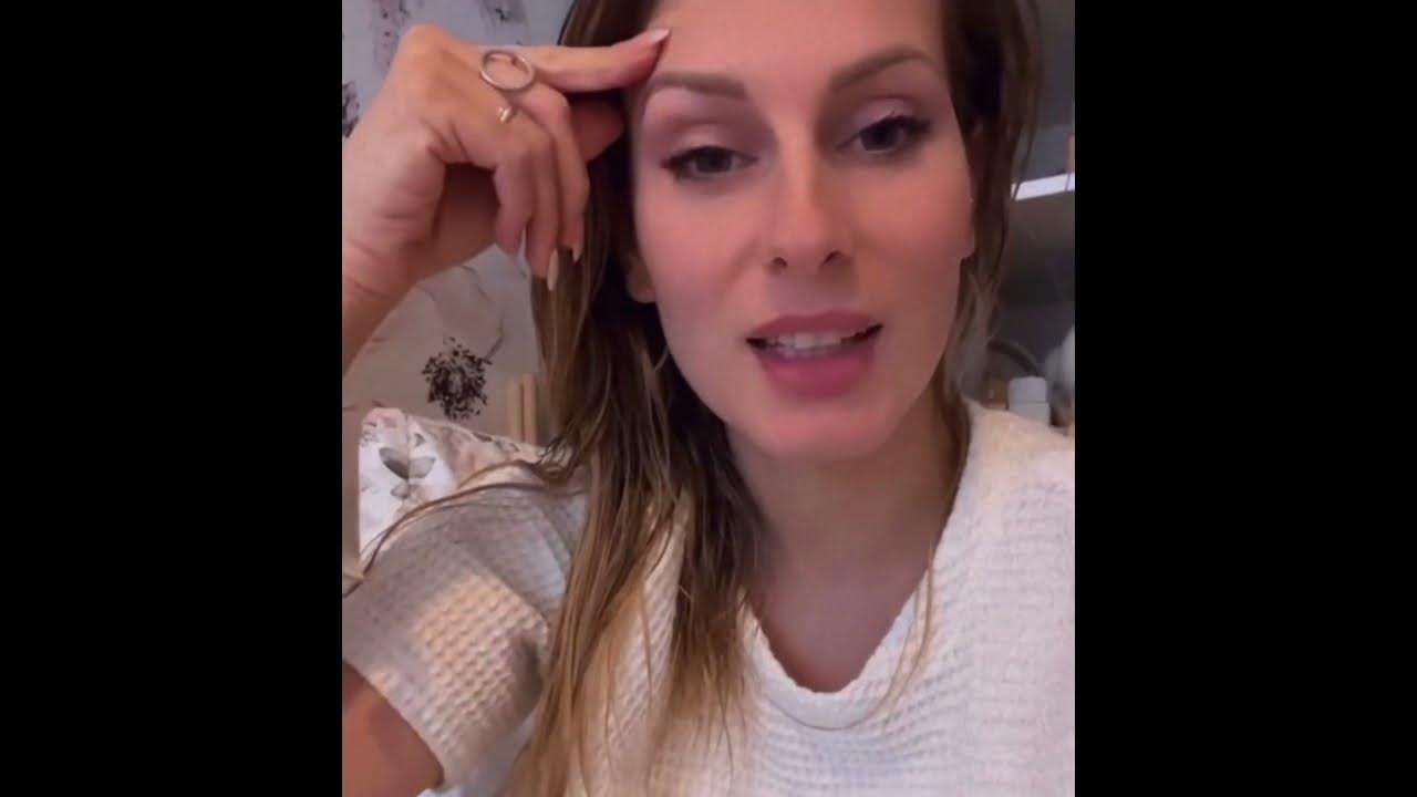 FAMILLE SANTORO LA FAMILLE EST DE RETOUR À LA MAISON APRÈS LE SÉJOUR