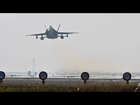 미국 본토 해병전투폭격비행대 <strong>군산</strong> 공군기지 전개!  <strong>군산</strong> 기지에서 이륙하는 미 해병대 F/A-18C 전투기 이륙 <strong>영상</strong>!