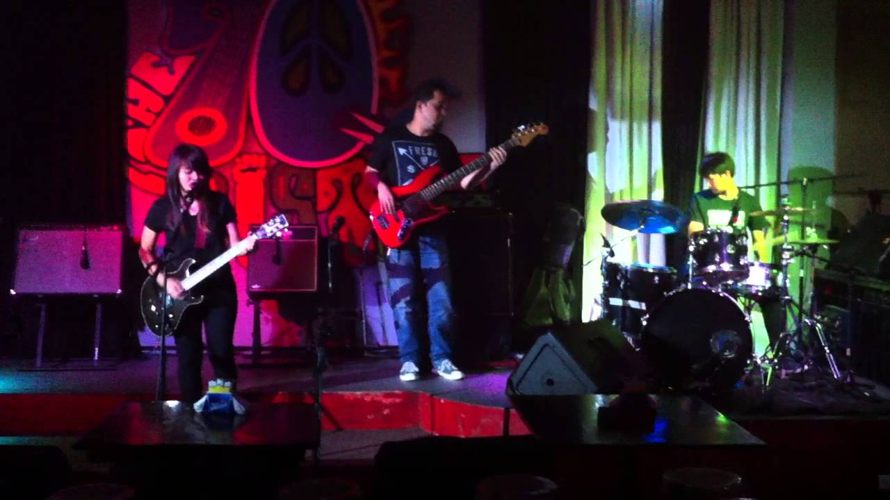 Chin Detera - Iwas Live at 70's bistro  w/ session drummer Rickson Ruiz & Bass Cookie Taylo