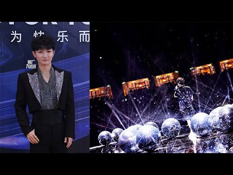 腾讯音乐盛典周深彩排花絮照来喽！周深满地找拍照定点位置好可爱；周深说下半年一定一定一定一定一定发二专