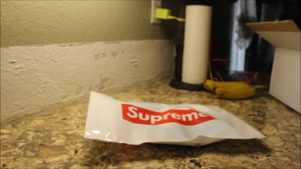 MY FIRST SUPREME PICK UP / UNBOXING