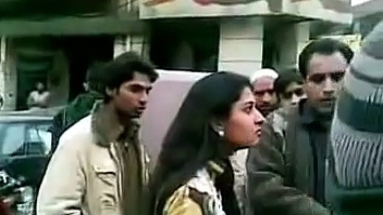 pakistani girl fighting on the road