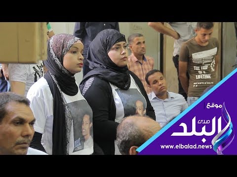 صدي البلد أسرة عفروتو يرتدون تي شيرتات تحمل صورته داخل محكمة عابدين