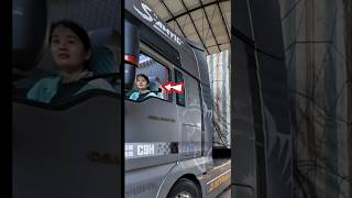 🚨Watch the female driver take a huge risk🤯 #shorts #viral #shortvideo