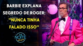 A Barbie brasileira fez um exposed de Roger Moreira do Ultraje a Rigor | The Noite (21/07/23)