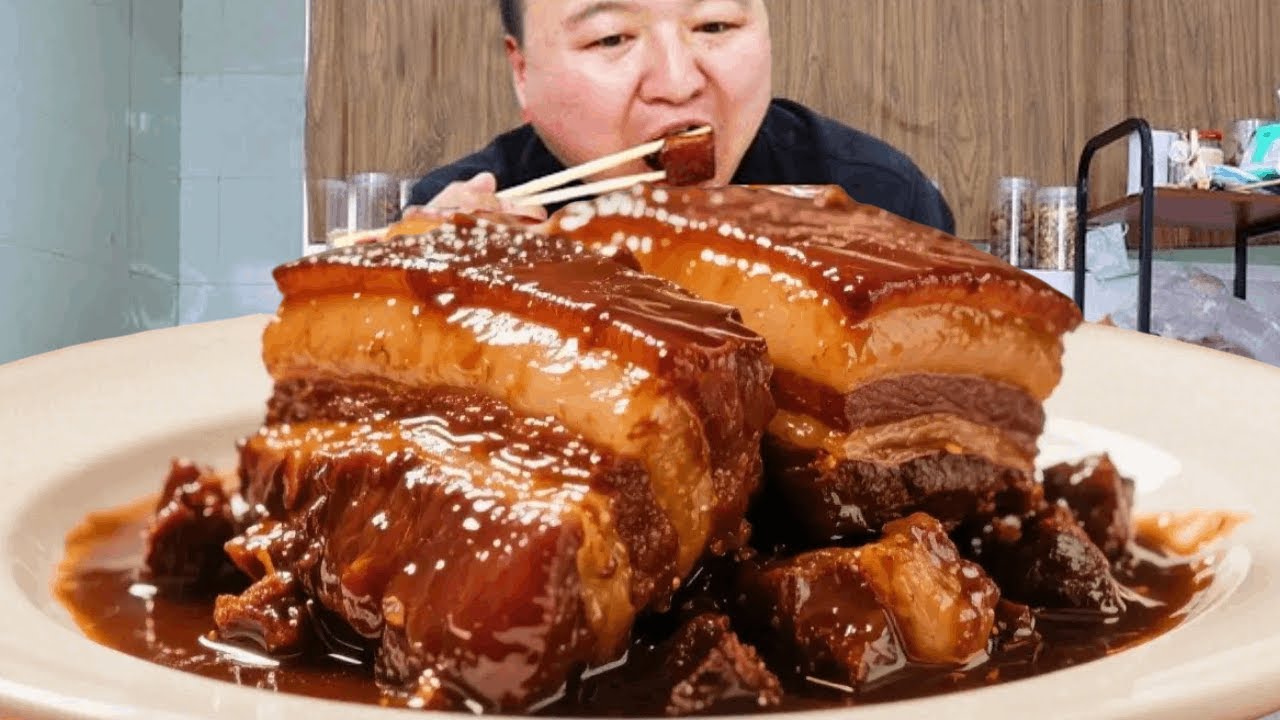 Braised pork belly, juicy and flavorful, rich yet not greasy！