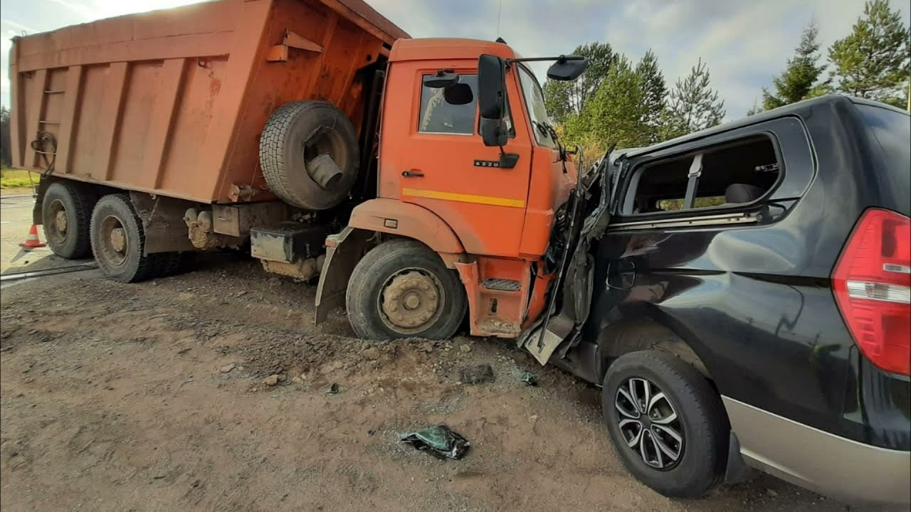 Пытался уйти от столкновение но не получилось Дтп на трассе Чекшино ...